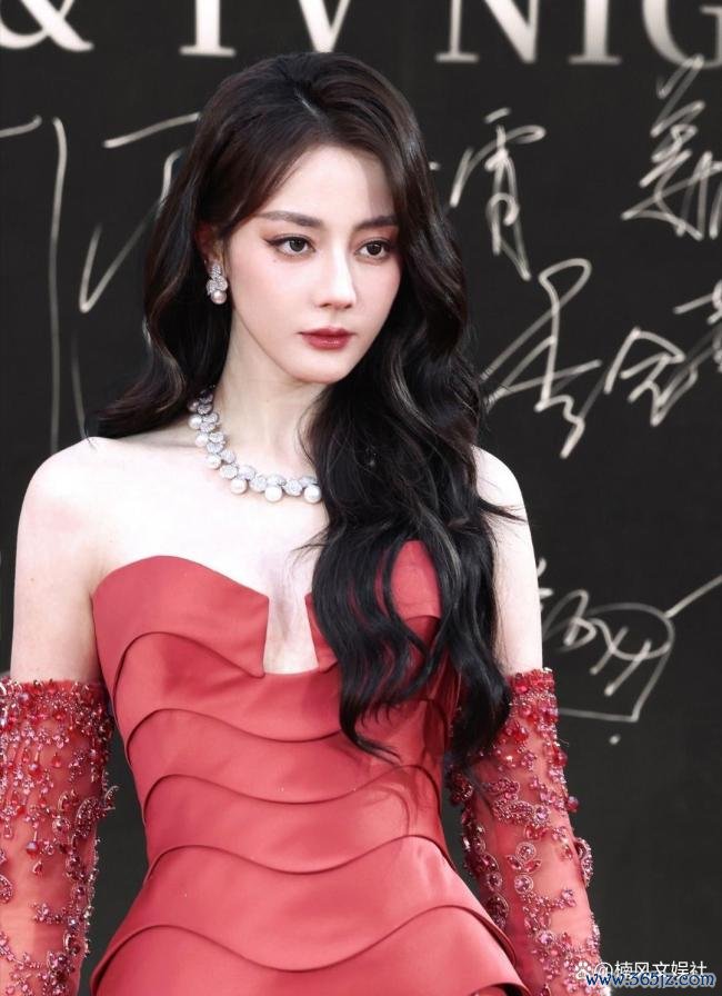 迪丽热巴签约嘉行13年 和平离异闲静运营