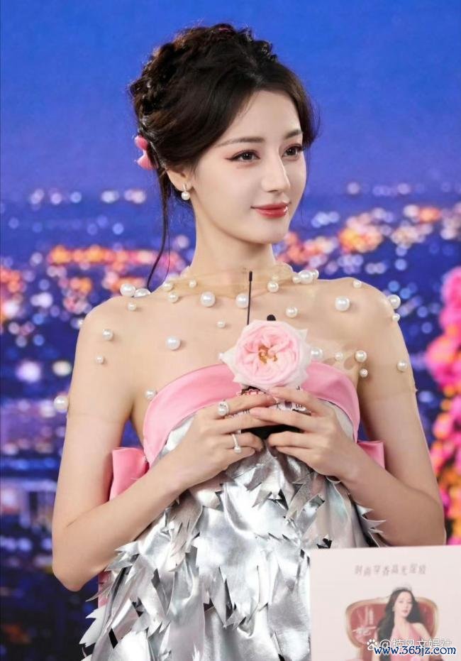 迪丽热巴签约嘉行13年 和平离异闲静运营